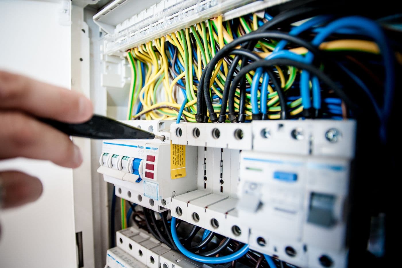 Fault finding on a distribution board with a tester